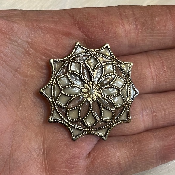 Vintage Lightweight Brooch - Picture 5 of 7